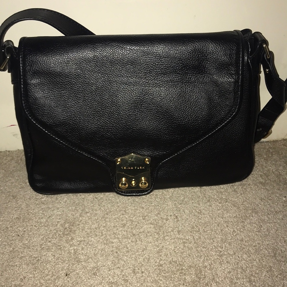 EXCELLENT CONDITION TRINA TURK BLK SHOULDER PURSE